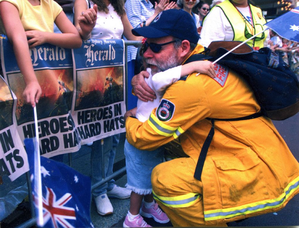 Thank you parade in Sydney after the Black Christmas fires, 2001