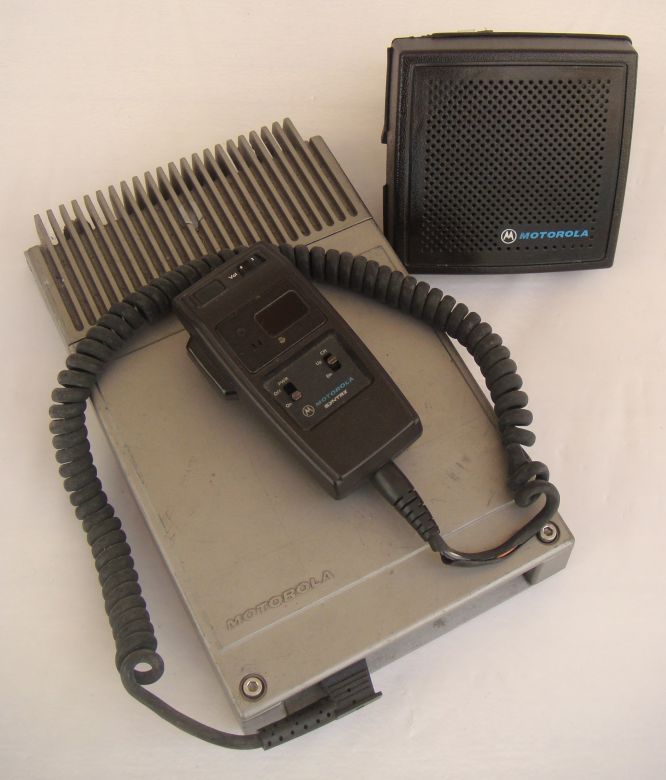 1987 Radio Motorola Syntrx with Syntrx Microphone and Motorola Speaker
