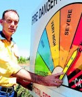 Extreme Fire Danger Rating in Central West.jpg Brett Bowden from the Canobolas RFS with the Fire Danger Levels sign