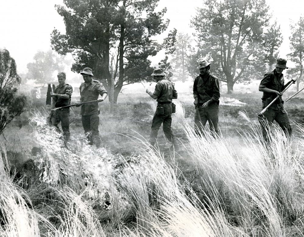 Army fighting fire 80 miles SW of Cobar, 1974